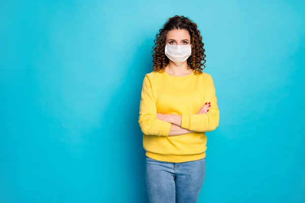 Portrait of her she nice attractive conscious serious wavy-haired girl wearing safe medical mask sars ncov-2 covid19 folded arms isolated bright vivid shine vibrant blue color background — Stock Photo, Image
