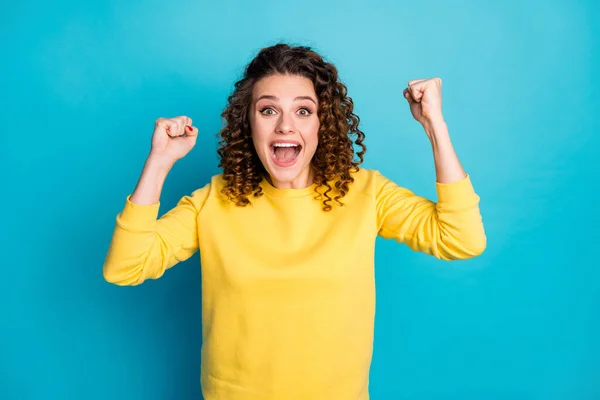 Retrato de ella ella agradable atractiva encantadora bastante alegre alegre alegre extática chica de pelo ondulado regocijo grandes noticias aisladas sobre brillante brillo vivo vibrante color azul fondo —  Fotos de Stock