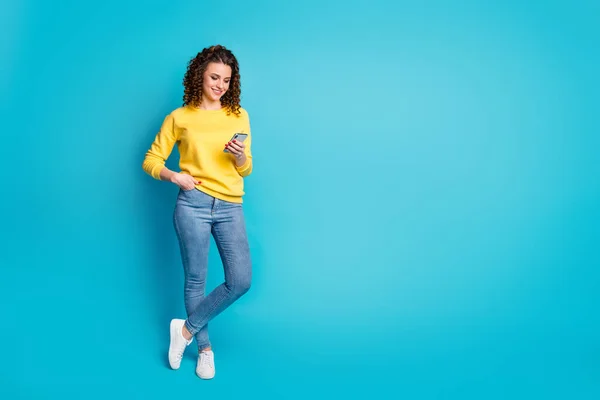 Pleine longueur vue de la taille du corps d'elle elle agréable attrayant concentré gai fille aux cheveux ondulés marche à l'aide de l'appareil de navigation multimédia isolé sur lumineux éclat vif fond de couleur bleu vif — Photo