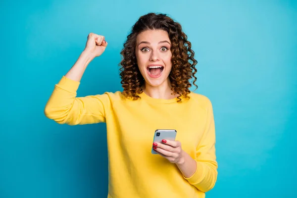 Gros plan portrait d'elle elle agréable attrayant belle heureuse heureuse fille aux cheveux ondulés en utilisant dispositif célébrant partager comme repost smm isolé brillant vif fond de couleur bleue vibrante — Photo