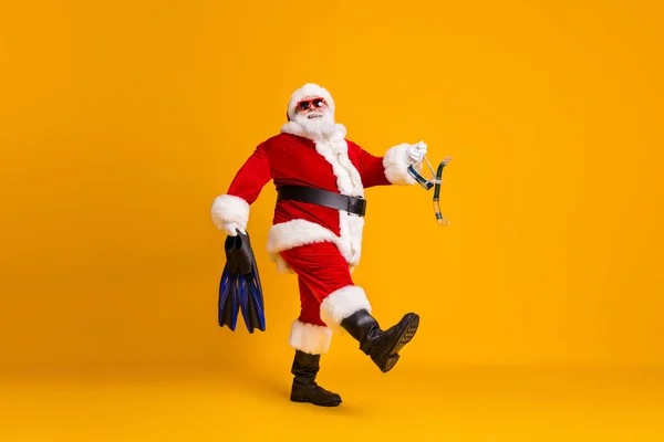 Pełna długość profil boczny zdjęcie białe szare włosy brodaty Santa Claus go trzymać płetwy płetwy maska oddechowa x-mas Boże Narodzenie hobby odpoczynek nosić czerwony kapelusz odizolowany jasny połysk kolor tło — Zdjęcie stockowe