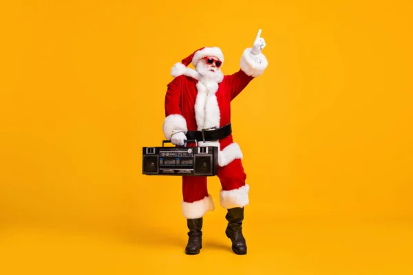 Full length photo of fat funky santa claus with white beard listen x-mas christmas music boom box dance wear sunglass headwear cap isolated over bright shine color background — Stock Photo, Image