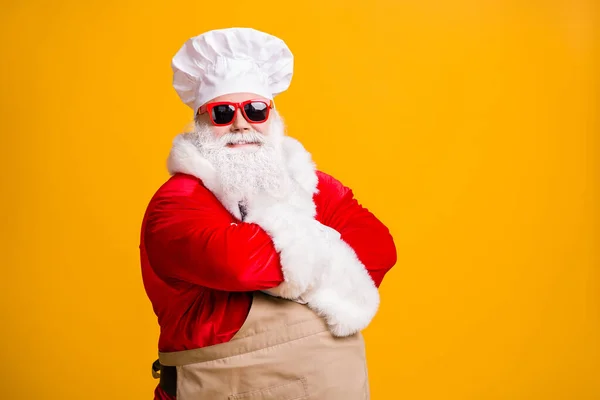 Turned photo of white bearded santa claus in culinary chef headwear cap cross hands cook x-mas christmas jolly meal wear apron sunglass isolated bright shine color background — Stock Photo, Image