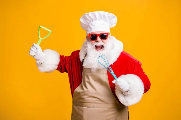 Photo of crazy Santa Claus in chef cuisine headwear hold kitchenware prepare x-mas christmas Holly meal wear fartuch przeciwsłoneczny szkło odizolowane na jasny połysk kolor tła — Zdjęcie stockowe