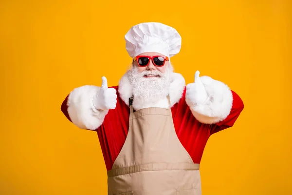 シェフの髭を生やしたサンタクラスの写真親指アップサインクリスマスのx-masホリー調理食事を食べる食品サングラスエプロン隔離された明るい輝きの色背景 — ストック写真