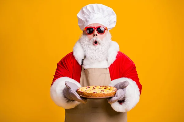 흥분 한 산타 클라우스 요리사의 머리쓰개 할아버지가 수염을 기르고 있는 사진 신선하고 달콤 한 파이 잼을 준비하고 있다. — 스톡 사진