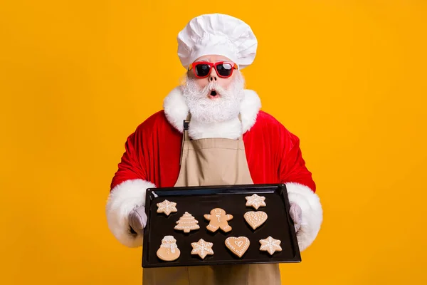 산타 클라우스가 흥분 한 할아버지의 사진에는 생강 빵 과자를 준비 해 놓은 집안일 요리에 중독 된 요리사들이 분장 장갑을 끼고 있다. — 스톡 사진
