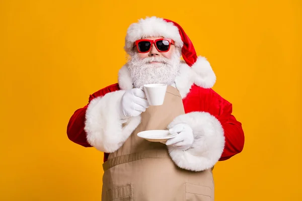 Portrait de son il agréable attrayant homme d'affaires confiant Père Noël entrepreneur boire aromatique robusta naturel latte boisson repos isolé sur lumineux éclat vif vibrant fond de couleur jaune — Photo