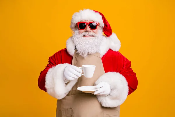 Retrato de agradável atraente alegre confiante Santa pai dono da loja empresário empresário beber cappuccino resto relaxar pausa pausa isolado brilhante brilho vívido vibrante cor amarela fundo — Fotografia de Stock
