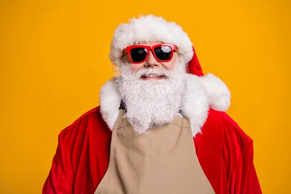 Retrato de cerca de su agradable atractivo seguro alegre alegre alegre de pelo gris Papá Noel llevando delantal dueño del negocio de la tienda aislado sobre brillante brillo vivo vibrante color amarillo fondo — Foto de Stock