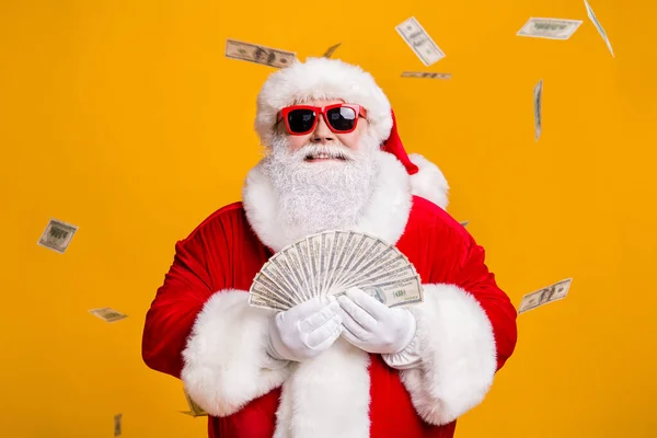 Retrato dele ele agradável atraente alegre alegre gordura sobrepeso Santa segurando na mão jogando resíduos usd 100 depósito de salário fã dinheiro isolado brilhante brilhante brilho vibrante cor amarela fundo — Fotografia de Stock