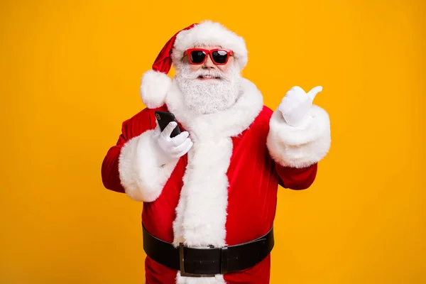 Porträtt av hans han trevlig attraktiv glad fett övervikt skägg Santa med hjälp av enheten visar kopiera utrymme som följa prenumerera isolerade ljusa levande glans levande gul färg bakgrund — Stockfoto