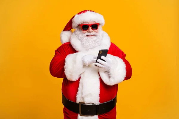 Ritratto della sua bella attraente allegro concentrato Santa utilizzando dispositivo gadget chat app 5g servizio web shopping ordine blogging isolato luminoso vivido brillare vibrante colore giallo sfondo — Foto Stock