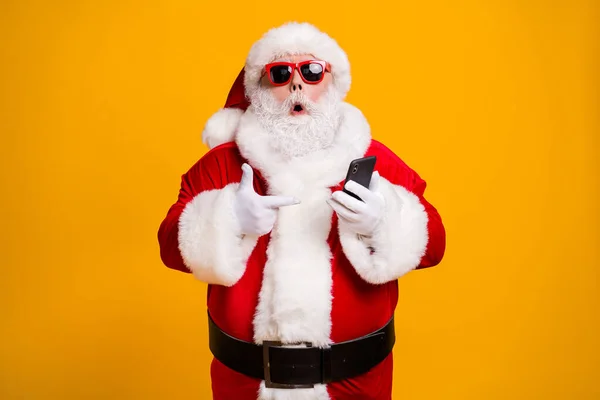 Portret van zijn hij mooie aantrekkelijke verbaasd vet overgewicht bebaarde Santa demonstreren apparaat gadget webservice winkelen bestelling levering geïsoleerde helder levendige glans levendige gele kleur achtergrond — Stockfoto
