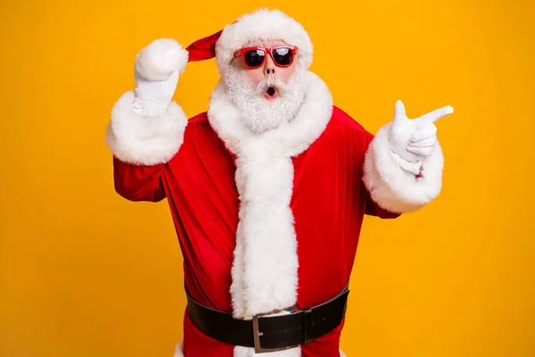 Portret jego ładny atrakcyjny stonowany tłuszcz Santa demonstrujące przestrzeń ksero wybrać sklep oferta reklama odizolowane na jasny żywy połysk żywy żółty kolor tło — Zdjęcie stockowe