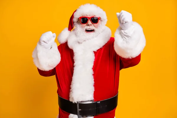 Ritratto del suo bel attraente allegro allegro felice Babbo Natale festeggia il nuovo anno divertendosi gioendo isolato su luminoso vivido brillare vibrante sfondo di colore giallo — Foto Stock