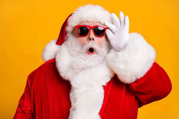 Close-up retrato de sua agradável atraente espantado Papai Noel festa ano novo pout lábios tocando especificações pechincha isolado sobre brilhante brilho vívido cor amarela vibrante fundo — Fotografia de Stock