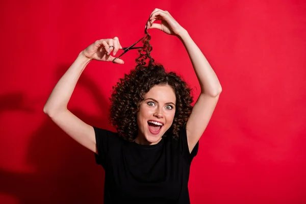 Retrato de persona encantadora corte pelo sonrisa boca abierta tijeras equipo aislado sobre fondo de color rojo — Foto de Stock