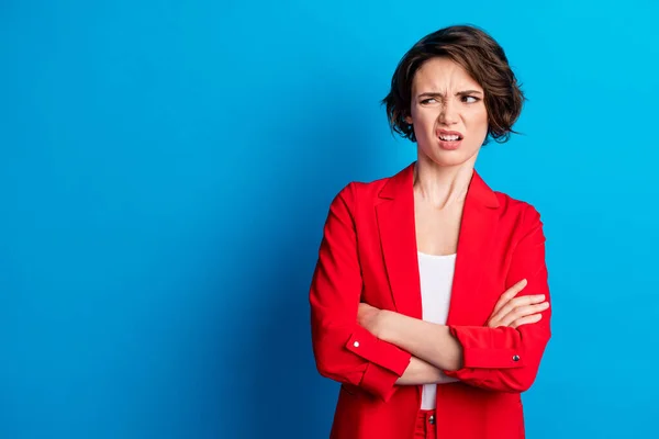 Retrato de agradable atractivo disgustado irritado de pelo castaño señora brazos cruzados mirando a un lado espacio de copia aislado de color azul brillante fondo — Foto de Stock