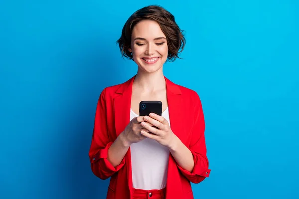 밝은 파란색 배경 위에 분리되어 있는 장치 앱 5g 를 사용하는 꽤 초점이 밝은 갈색 머리 여자의 그림 — 스톡 사진