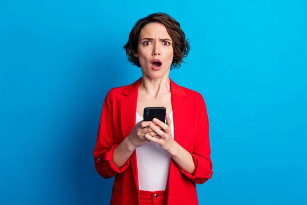 Portret van vrij bezorgd bruin-harige zakenvrouw met behulp van gadget app post een hekel feedback reactie geïsoleerd op felblauwe kleur achtergrond — Stockfoto