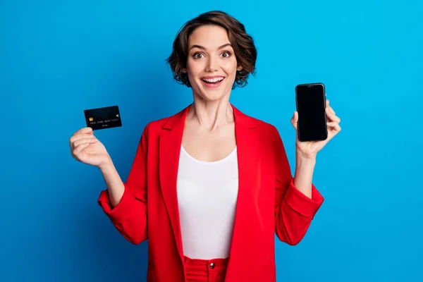 Portrait of attractive amazed cheerful lady demonstrating device card wireless web app pay pass transfer isolated on bright blue color background — Stock Photo, Image