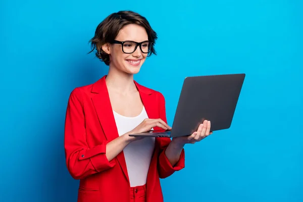 Ritratto di attraente occupato concentrata intelligente allegra signora assistente tenendo in mano laptop digitando isolato brillante sfondo di colore blu — Foto Stock