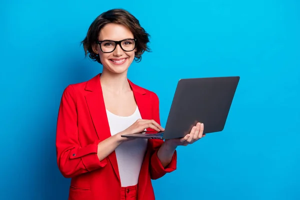 Портрет интеллигентной веселой женщины опытный исполнительный помощник держа в руке ноутбук работает удаленно изолированы ярко-синий цвет фона — стоковое фото