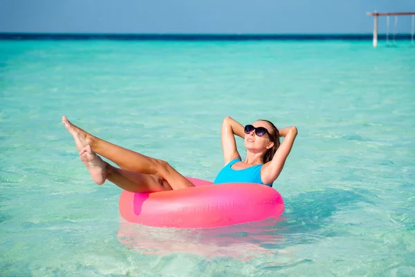 Retrato dela ela agradável atraente lindo desportivo sensual sonhador menina deitada no círculo de borracha flutuante tomando banho de sol desfrutando de alegria perfeita verão 2020 temporada turismo de luxo — Fotografia de Stock