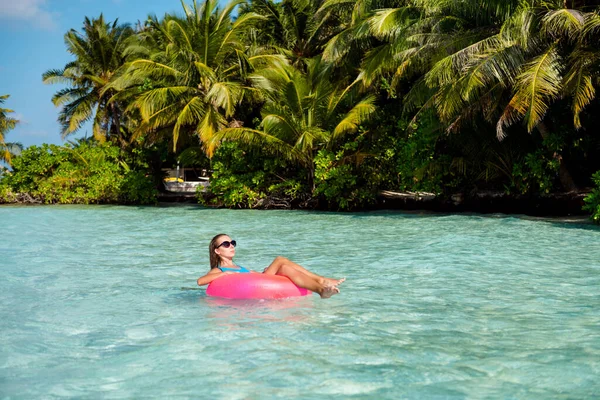 Schön aussehende attraktive schöne Dame liegt auf Gummikreis schwimmend genießen idyllische Wellness Wohlbefinden sonniger Tag beliebt berühmten Süden Freizeit Insel Reisezeit — Stockfoto