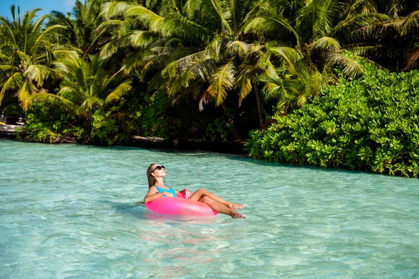 Foto de menina descontraída sonhadora desfrutar exótico ilha tropical paraíso nadar azul aqua água vida bóia sol banho desgaste azul corpo terno de vidro — Fotografia de Stock
