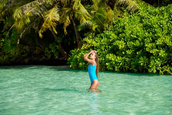 Foto del lado del perfil de la impresionante chica slim fit dama disfrutar de la bahía de enfriamiento exótico resort stand azul aqua water touch pelo rubio desgaste traje de cuerpo azul — Foto de Stock