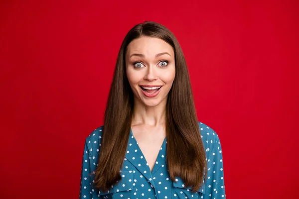 Close-up portret van mooi uitziende mooie verbaasd vrolijk meisje goed nieuws reactie geïsoleerd helder rood kleur achtergrond — Stockfoto