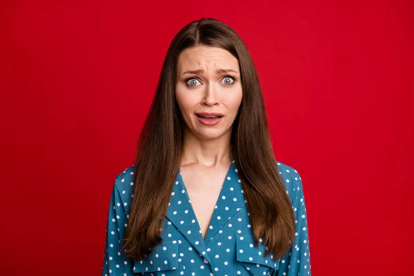 Close-up portret atrakcyjnej zdesperowanej dziewczyny zła wiadomość niepowodzenie płacz odizolowany nad jasnoczerwonym tle — Zdjęcie stockowe