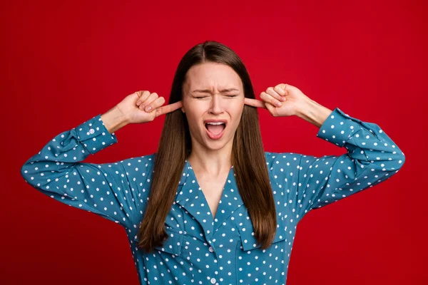 Retrato de cerca de la atractiva chica loca desesperada llorando orejas cerradas quemado aislado color rojo brillante fondo — Foto de Stock