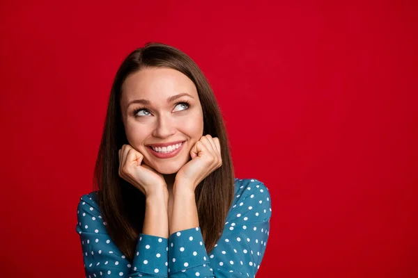 Close-up portret van mooie aantrekkelijke vrolijke minded meisje creëren oplossing kopiëren ruimte geïsoleerde heldere rode kleur achtergrond — Stockfoto