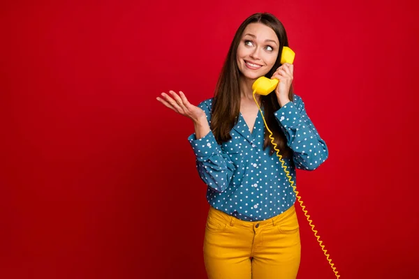 밝은 붉은색 배경에 고립 된 전화를 하는 친구를 사용하는 유쾌 한 명랑 한 소녀의 모습 — 스톡 사진