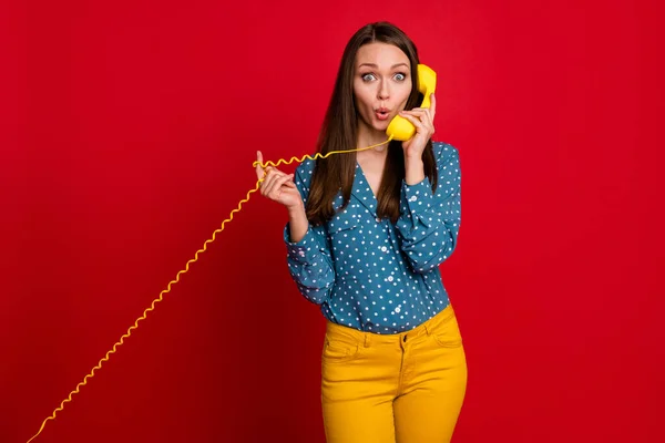 Çekici, şaşkın kızın portresi, konuşan en iyi arkadaş cep telefonu dudak bükme, parlak kırmızı arka planda izole edilmiş. — Stok fotoğraf