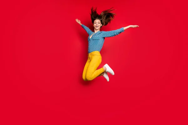 Longitud completa vista del tamaño del cuerpo de encantadora chica alegre descuidado saltar divertirse aislado sobre fondo de color rojo brillante —  Fotos de Stock