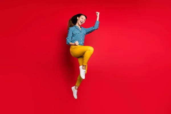 Comprimento total vista tamanho do corpo de menina alegre muito feliz pulando se divertindo regozijando isolado cor vermelha brilhante fundo — Fotografia de Stock