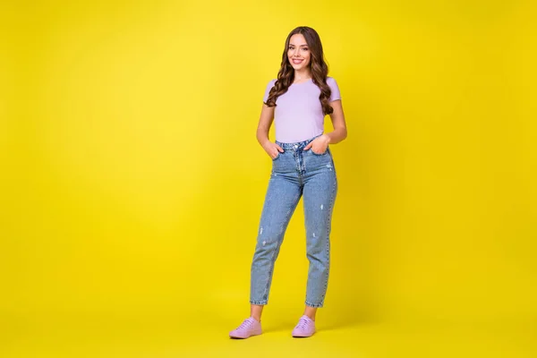 Vista completa del tamaño del cuerpo de la atractiva chica de pelo ondulado alegre con aspecto acogedor aislado de color amarillo brillante de fondo — Foto de Stock