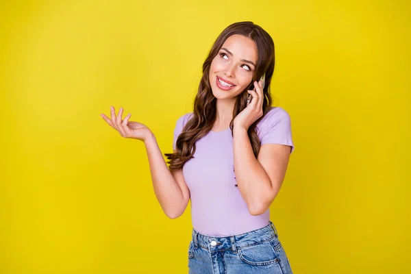 Portret van aantrekkelijke vrolijke golvende harige meisje bellen vriend bespreken goed nieuws geïsoleerde heldere gele kleur achtergrond — Stockfoto