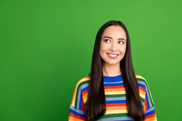 Gros plan portrait d'attrayant curieux gai fille portant pull rayé pensée espace de copie isolé sur fond de couleur vert vif — Photo