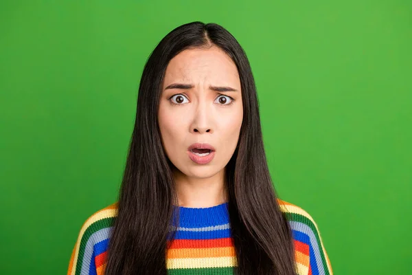 Close-up retrato de atraente desapontado menina ofendida reação de más notícias isolado sobre fundo de cor verde brilhante — Fotografia de Stock
