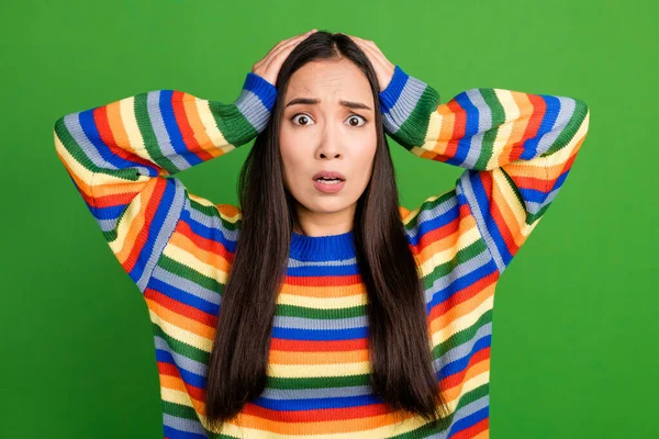 Close-up portret van mooie overweldigde bezorgd meisje slecht nieuws reactie geïsoleerd over levendige groene kleur achtergrond — Stockfoto