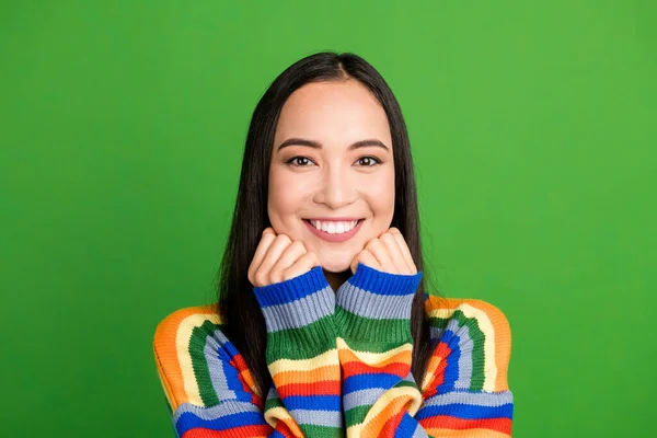 魅力的なコンテンツのクローズアップポートレート明るい緑色の背景に隔離された笑顔の白い歯を持つ陽気な女の子 — ストック写真