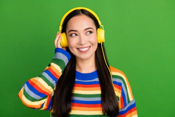 Retrato de cerca de la atractiva chica alegre pensativa soñadora escuchando música melodía aislada sobre fondo de color verde brillante —  Fotos de Stock