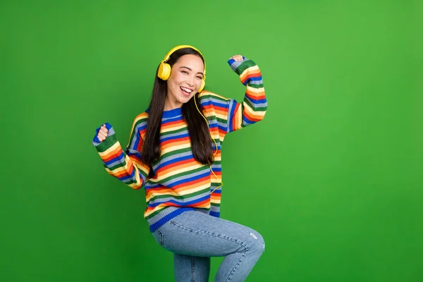 Porträt von attraktiven fröhlichen Mädchen hören Melodie tanzen Ruhe Spaß haben isoliert über hellen Glanz grüne Farbe Hintergrund — Stockfoto