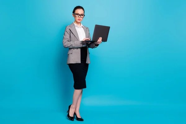 Full längd kroppsstorlek bild av trevlig elegant dam specialist håller i händerna laptop isolerad över ljusblå färg bakgrund — Stockfoto