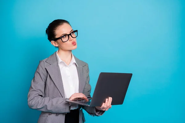 Portrait von attraktiven intelligenten Fachfrau IT-Spezialist hält in den Händen Laptop Schaffung Idee isoliert über helle blaue Farbe Hintergrund — Stockfoto